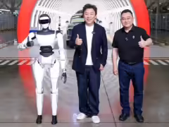 賽力斯人形機器人首次亮相,副總裁康波透露還有更多種類今年亮相
