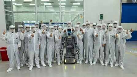 擎倉機器人30天極速部署歐萊雅產線，輕量化VLA範式突破