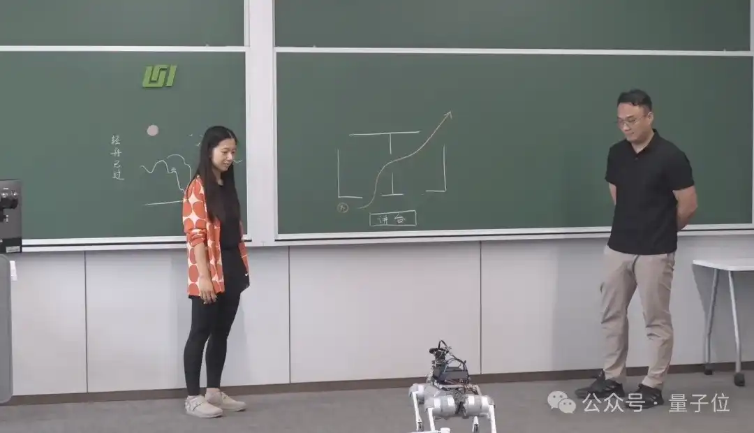 機器狗指揮人類用天平稱重！清華現場演示：無腳本，任務隨機，觀眾即興出題