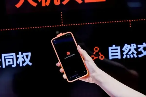 榮耀、豆包領銜,WAIC上的AI手機,開始跟你搶事做了