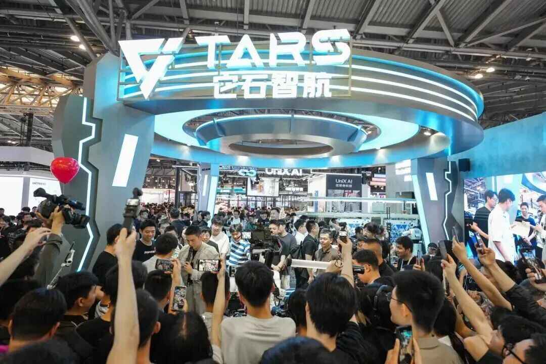 WAIC最狠展臺打爆工業「深水區」！它石智航首發具身原生大腦AWE 3.5，具身Scaling全面釋放